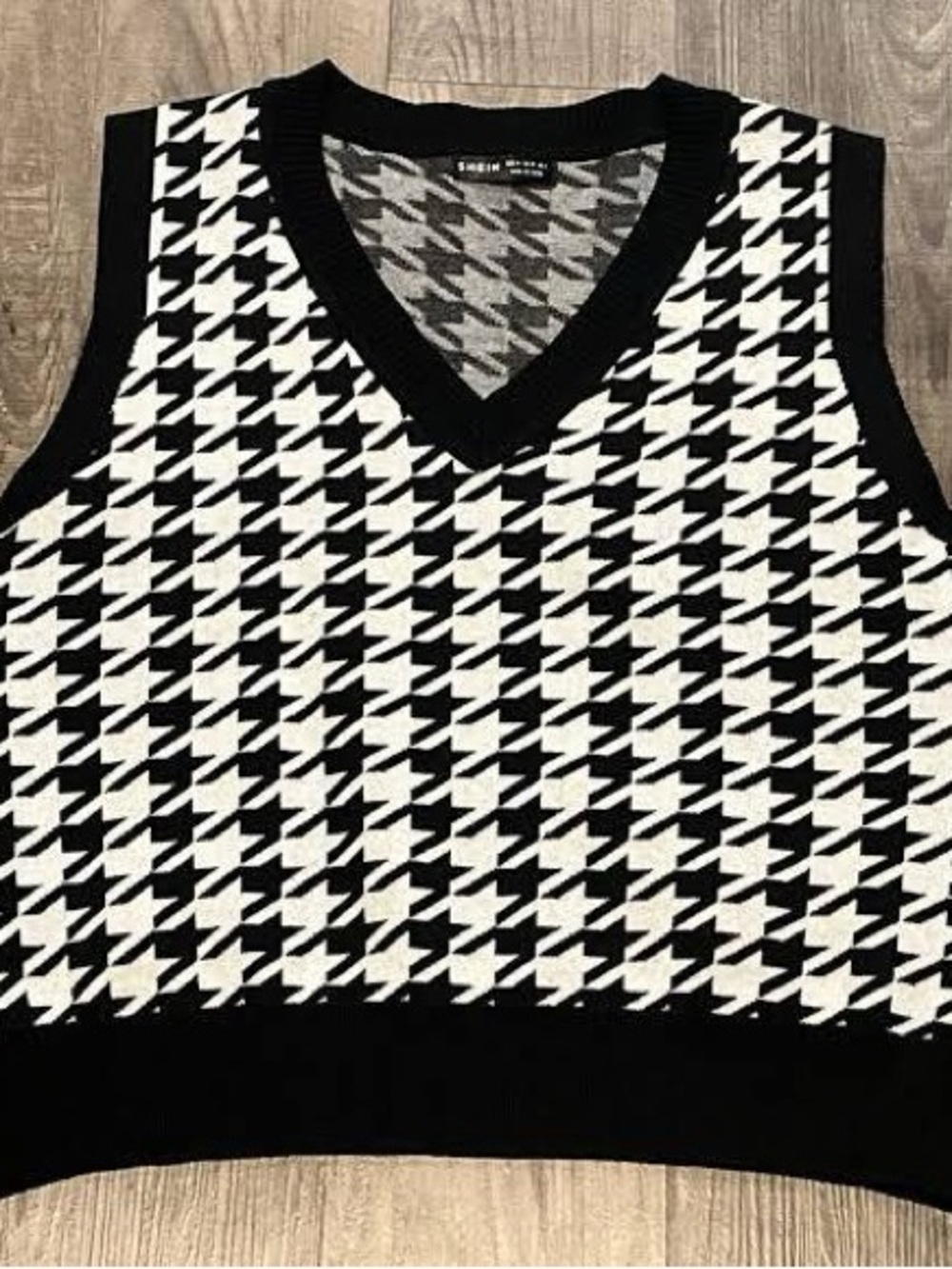 Black & White Houndstooth V-Neck Knit Vest